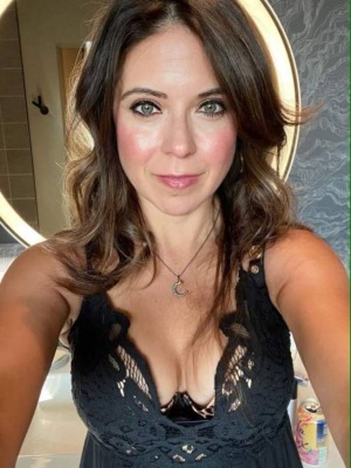 Crystal afirma que no se arrepiente de posar en ropa interior porque el dinero que gana lo usa para ayudar a la manuntención de su familia, y que se ha convertido en una especie de negocio familiar ya que es su esposo quien toma las imágenes y videos que comparten en OnlyFans.