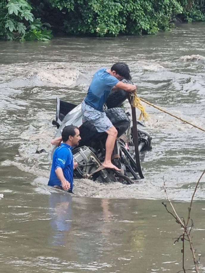 “El desplazamiento de un frente frío produce condiciones nubosas, viento acelerado, oleaje alterado en el Caribe, disminución de la temperatura y lluvias moderadas a fuertes”, detalló Jairo García, pronosticador de turno.