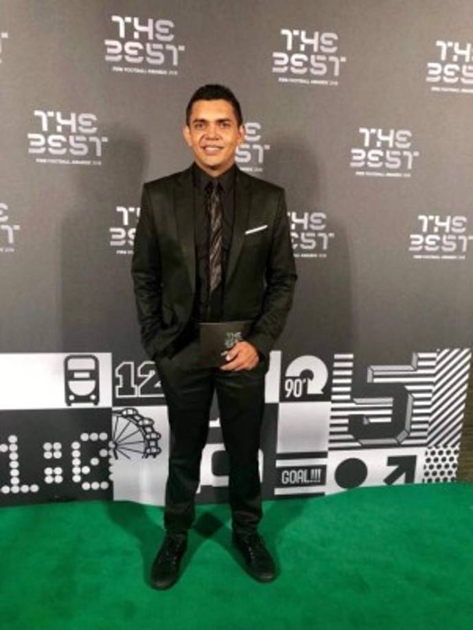 Así posó Amado Guevara en la alfombra verde los premios The Best.