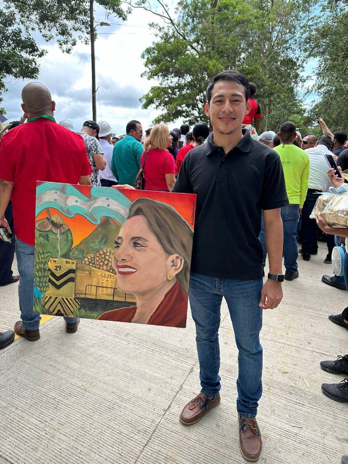 Con tan solo 30 años, este joven cuenta con un destacado premio; un récord Guinness World, por participar y donar una pieza artística destinada al “Mosaico Artístico más Grande la Historia” en México.