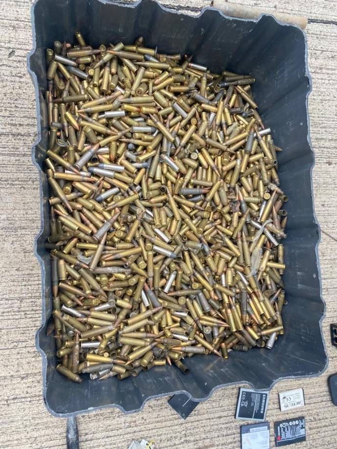 15 armas corto punzantes, 16 rauter, dos woky toki, 30 mil lempiras, siete televisores plasmas, tres equipos de sonido y una granada de fragmentación.