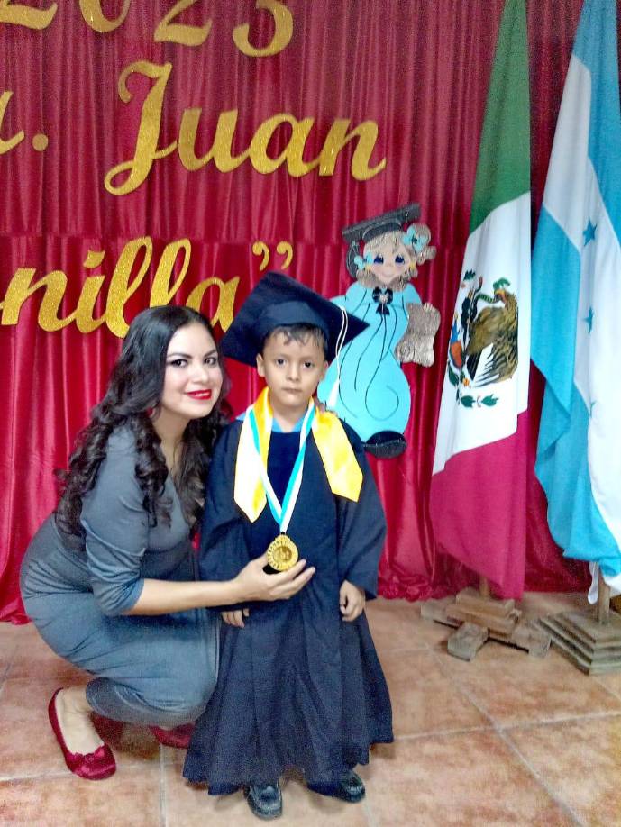 Durante los actos de clausura, los niños han entonado las sagradas notas del himno nacional y han cantado su canción de despedida del año de preparatoria.