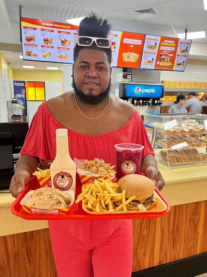 Cabe mencionar, que el tiktoker “La More” además de contar con este emprendimiento es imagen publicitaria de diferentes tiendas en Honduras, esto gracias a la popularidad obtenida en sus videos de comedia en sus diferentes redes sociales.