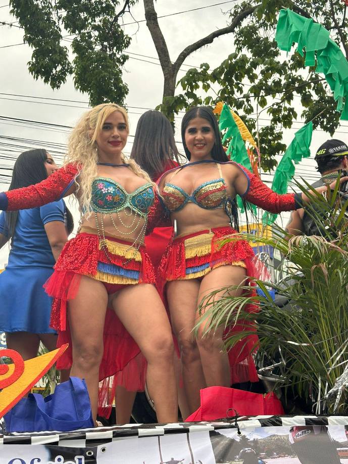 Los sampedranos disfrutaron con la carrozas que fueron embellecidas con bailarinas.