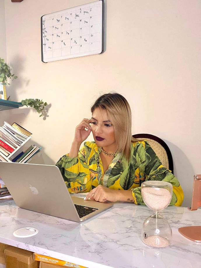 Espinal agregó que: “me retracté porque tenía que escoger entre el periodismo y la política, si bien es cierto Renato al día siguiente dio unas declaraciones muy fuertes que debia renunciar a la TV si quería incursionar en la política y yo le contesté”.