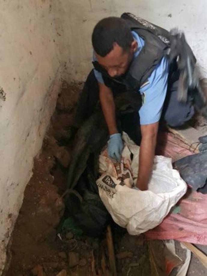 Las armas de grueso calibre estaban en el interior de dos sacos de color blanco y rojo.