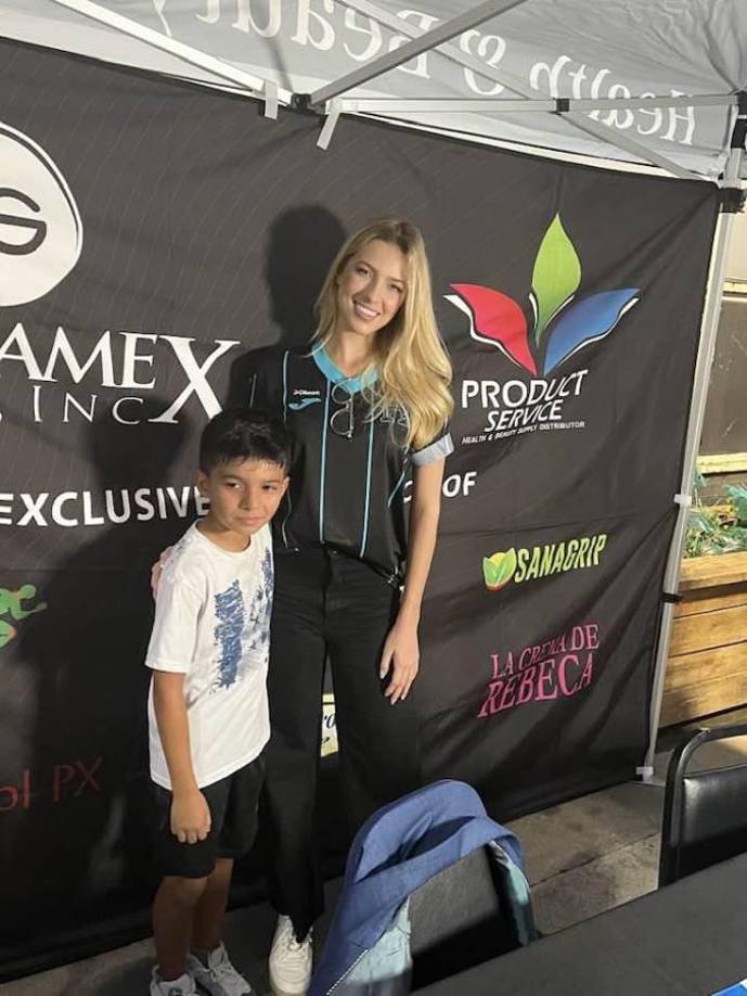 Los pequeños y grandes no pudieron pasar por alto la presencia de esta bella catracha que enamoró en el evento.