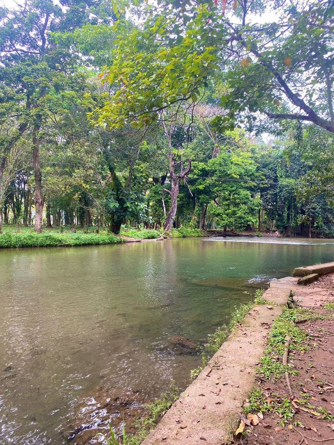 En el sitio se puede disfrutar del balneario natural conformado por varias posas de la misma cascada.