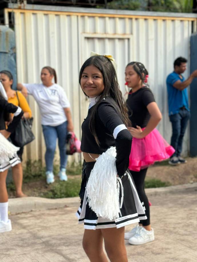 Esta joven deslumbró a todos con su traje de pomponera, llenando de color y alegría el desfile.
