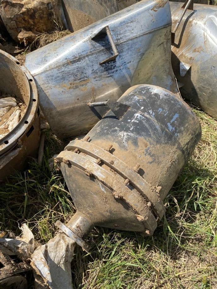 Los objetos y barriles encontrados en la finca en Santa Bárbara. 