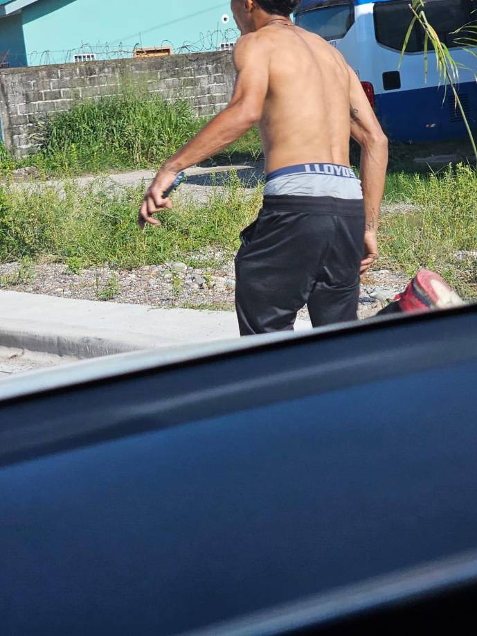 En las imágenes se observa que el sujeto les arrebata sus pertenencias personales como celulares y los obliga a entregarles el dinero.