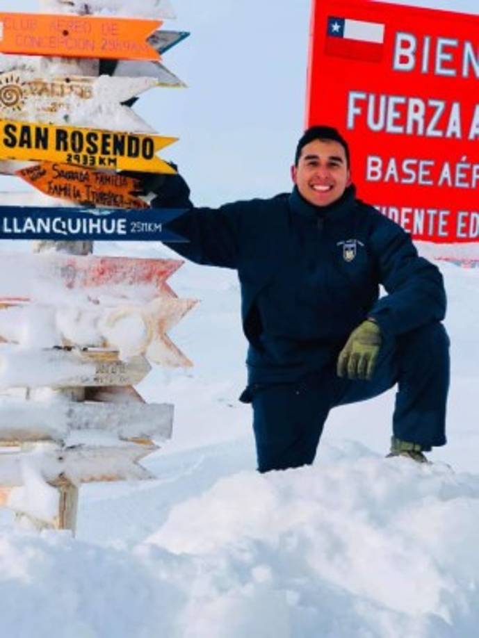 El cabo Luis Iturriaga es uno de los pasajeros de la aeronave desaparecida. Este no era el primer viaje de Iturriaga a la Antártida, en septiembre pasado había dejado escrito el nombre de su familia en un monumento frente a la base militar.<br/>