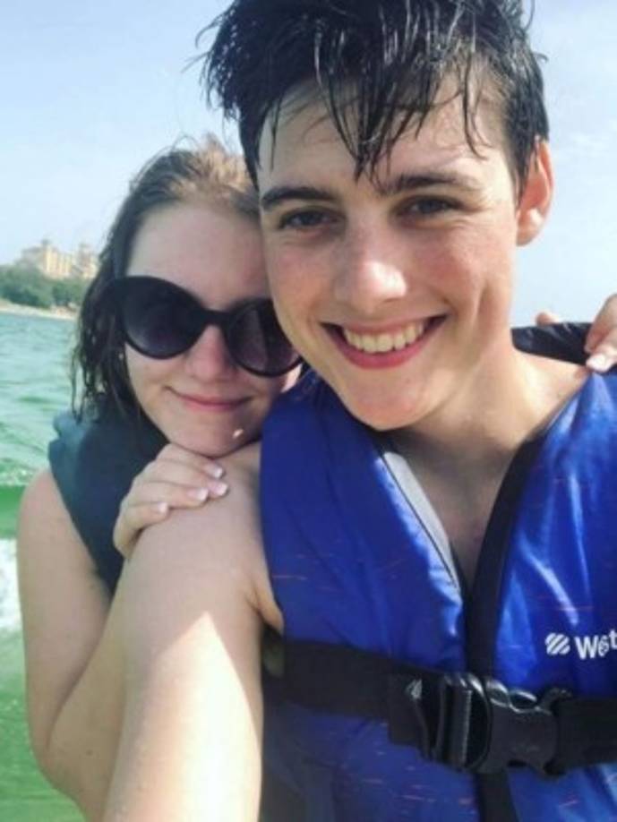 'Ese es el tipo de persona que era. Compasivo, amoroso, considerado, amable y gentil. Era un esposo asombroso y el mejor padre que nuestras niñas pudieran haber deseado. Me entristece profundamente que nunca llegaré a conocerlo realmente. Era tan joven y tenía tanto por vivir. Así no es como se suponía que iban a ser las cosas', indicó en un conmovedor comunicado.