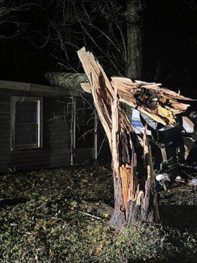 Las ramas de árboles, basura y otros desechos interrumpieron el tránsito en algunas calles del área, y los residentes dieron cuenta de apagones.