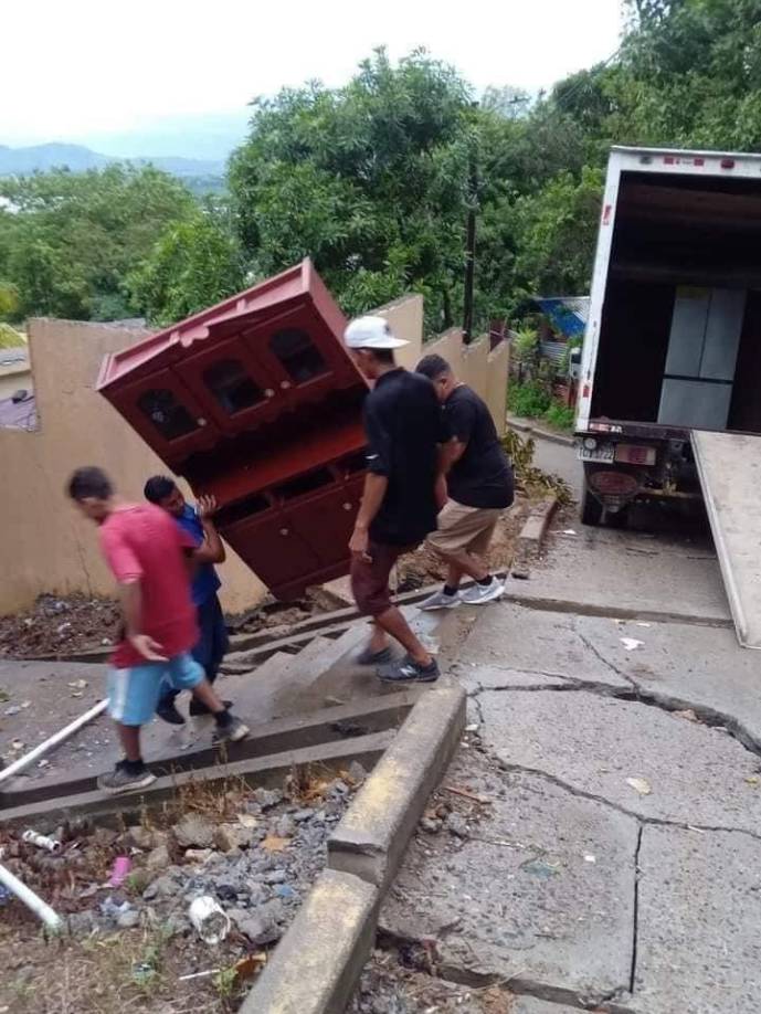 Desde horas muy tempranas autoridades municipales pusieron a disposición vehículos a las familias para abandonar sus viviendas que se encuentran con fisuras y grietas en las paredes provocadas por la falla geológica.