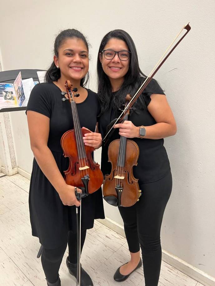 Mientras que Ana y Meredith están por graduarse de la licenciatura en Música con especialidad en la Ejecución de Violín.
