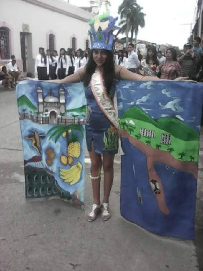 Una joven muestra un vestido alusivo a la naturaleza en los desfiles de Independencia Patria.