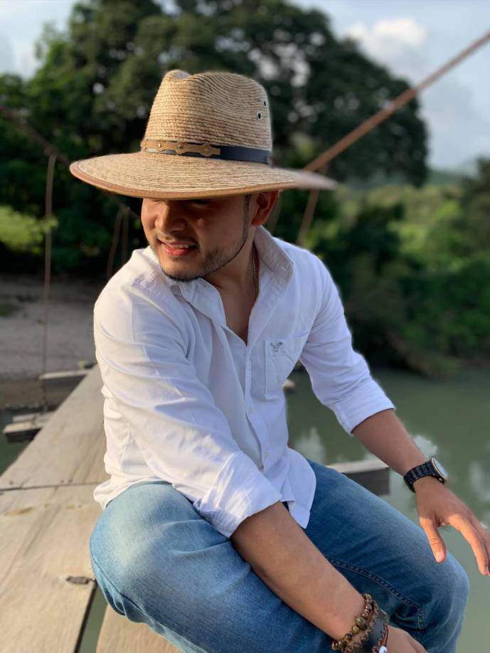 Era fotógrafo, modelo y emprendedor: Joven muere tras chocar con rastra en Ocotepeque