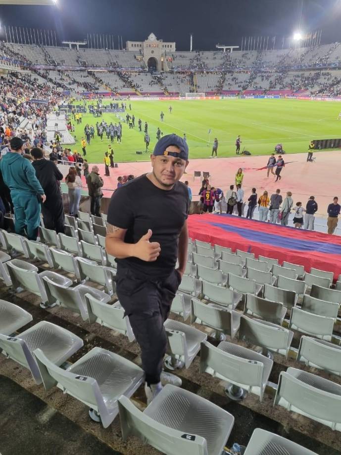 En la imagen se ve a Ávila durante una visita al Estadio Olímpico de Montjuic, donde juega sus partidos de local el FC Barcelona. 