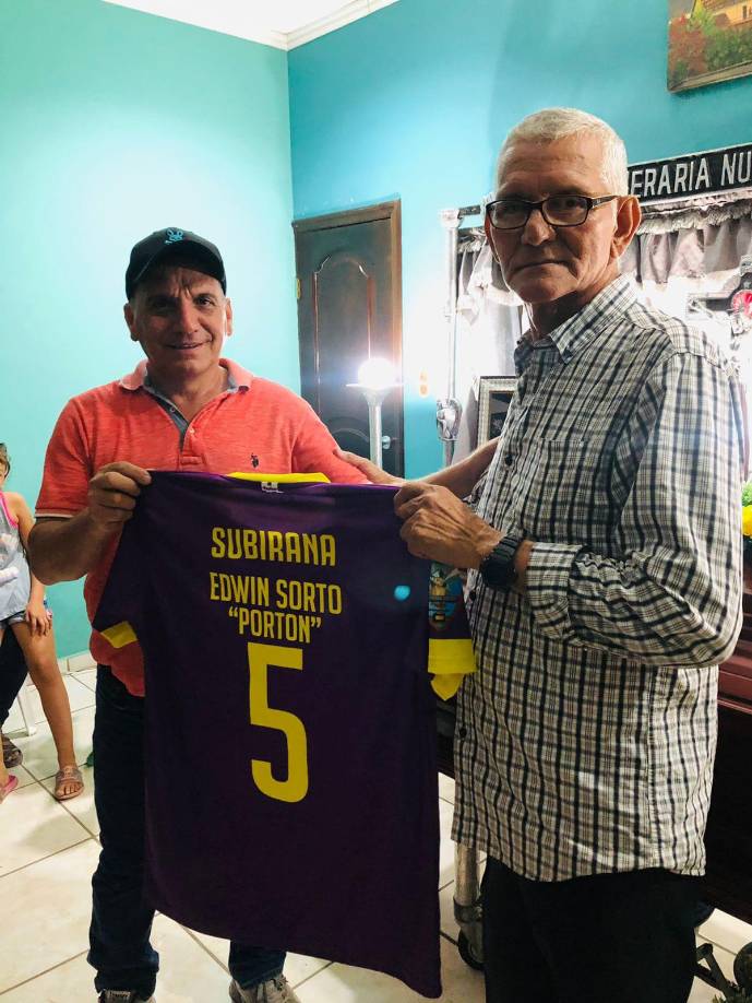 Don José Sorto, padre de Edwin recibió una camiseta en el homenaje que le realizó el club Subirana durante su velatorio.