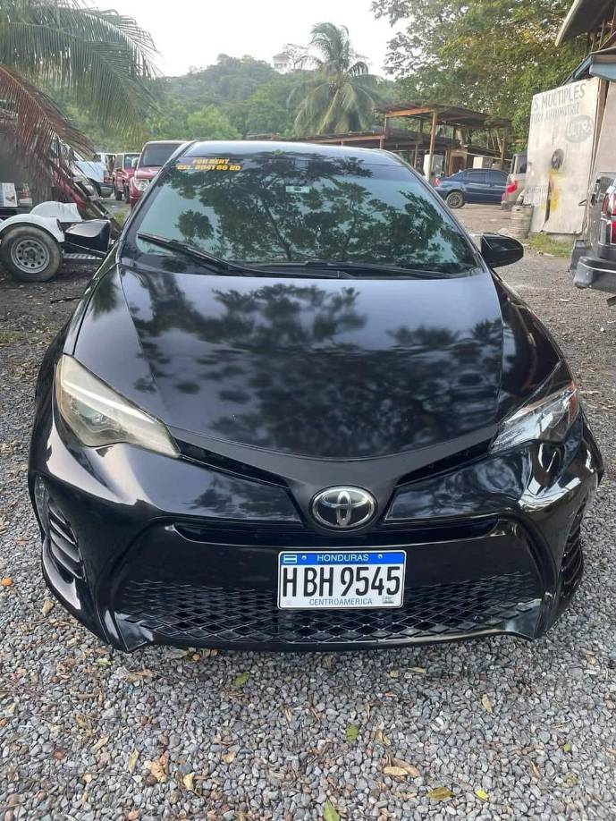 El vehículo turismo en el que salieron a pasear las tres mujeres junto a Gilbert Reyes. Al final las jóvenes fueron encontradas muertas en este automotor