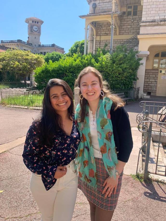 En la primeria Ana se graduó en la escuela Reino de los Países Bajos, una institución pública de la colonia Miraflores. Justamente cursaba el quinto grado cuando doña Bertha viajó a Estados Unidos. La secundaria la realizó en la Escuela Nacional de Música de Tegucigalpa y se graduó como maestra de música para nivel primario. Cuando tenía 18 años estudió lenguas extranjeras en la Universidad Nacional Autónoma de Honduras (Unah). 