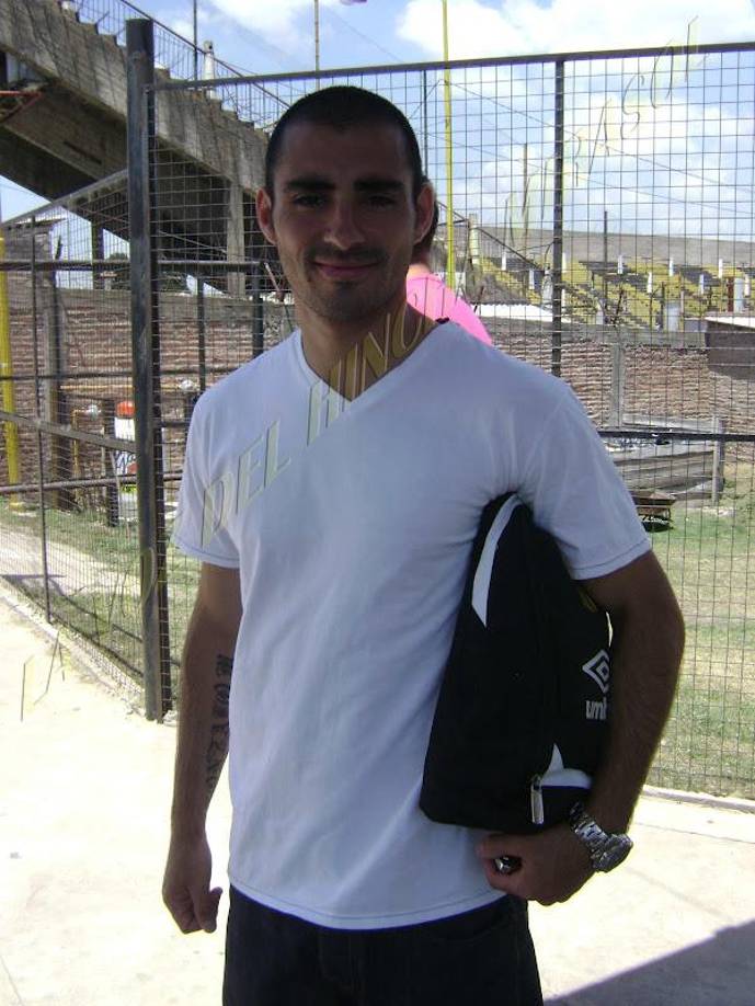 Era conocido por su estilo agresivo y sus mejores actuaciones se lograban cuando jugaba con otro 9, ya que <b>tenía gambeta y técnica</b> <b>para asistir a sus compañeros</b>. Su inteligencia y estrategia eran fundamentales para el éxito de sus equipos en cada partido.