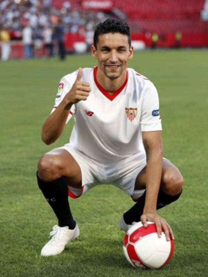 Jesús Navas ha sido presentado oficialmente este miércoles por el Sevilla en el Ramón Sánchez Pizjuán, un jugador que 'de nuevo esta aquí para darlo todo por el Sevilla', como ha dicho el presidente de la entidad, José Castro.