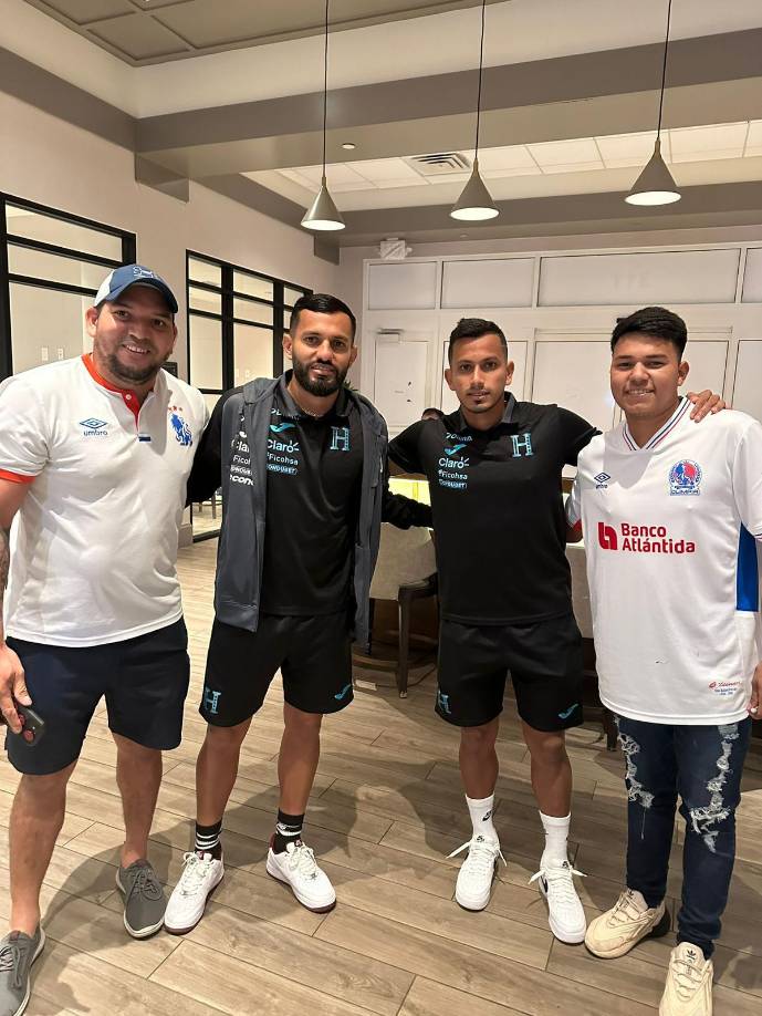 ¡Tremendo! También se tomó una postal con Jorge Álvarez y Edwin Rodríguez, futbolistas del Olimpia.
