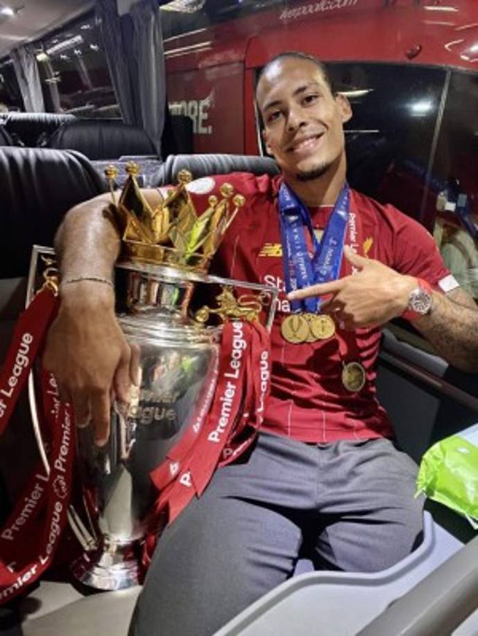 Virgil van Dijk posó con la Copa y sus medallas de los títulos que ha conquistado con el Liverpool.