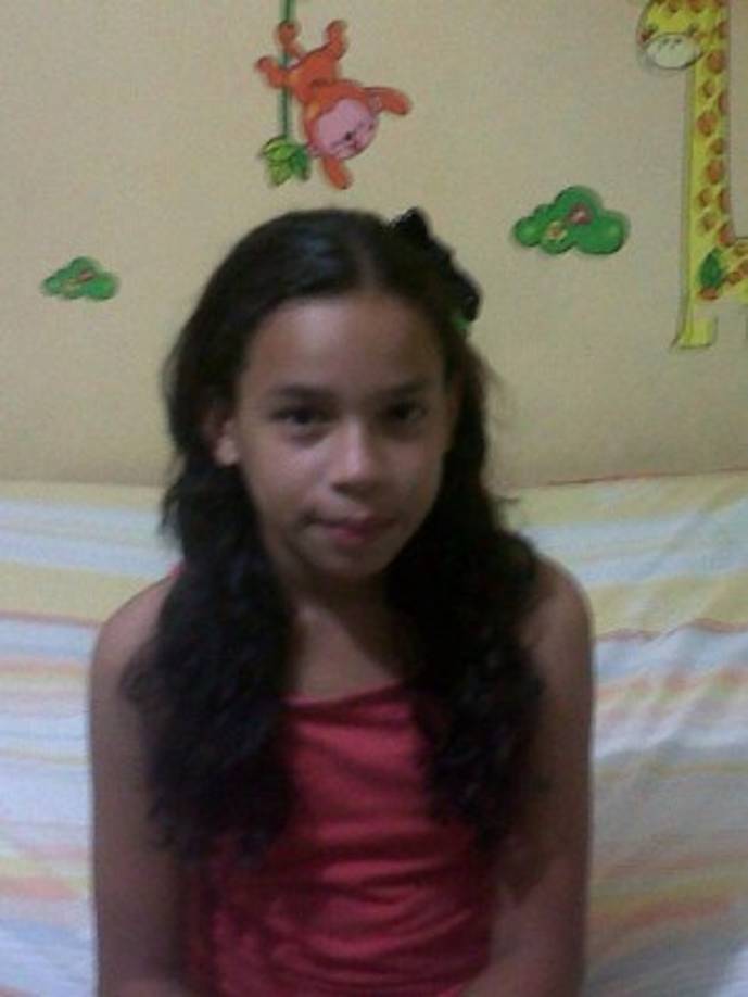 Angie se ha descrito como una joven tímida, con una infancia introvertida. En esta imagen se le puede notar la inocencia que aún conserva.