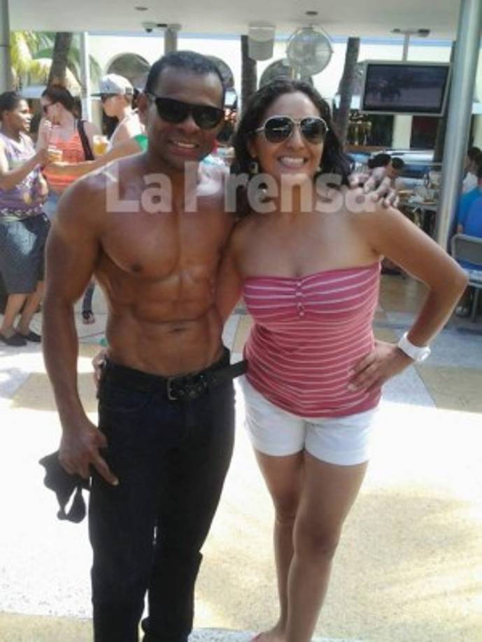 El atlético hondureño de 53 años es muy activo en las redes sociales, donde aparece con muchos amigos.