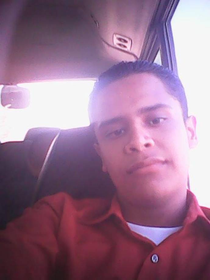 Al parecer un transporte de carga le quitó el derecho de vía al autobús, cuyo conductor, no identificado, perdió el control, lo que le provocó que cayera por el puente.