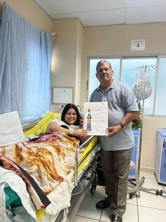 Y aquí con su orgulloso padre.