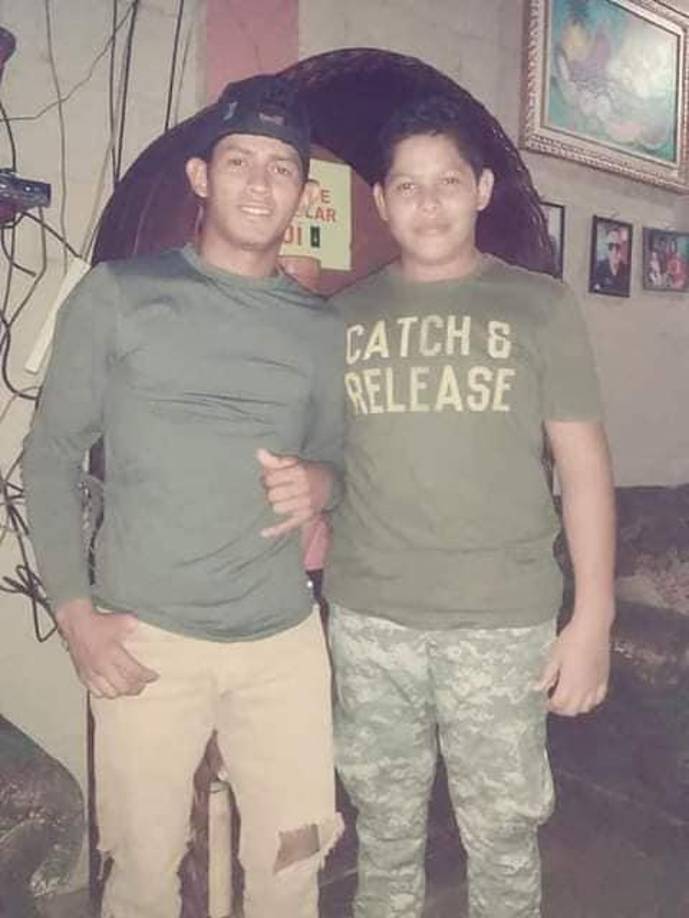 Ángel también subió esta foto con su hermano fallecido.