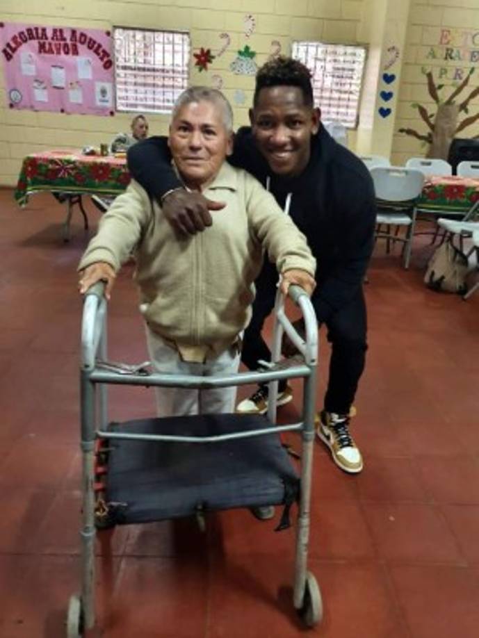 Los ancianos del asilo se mostraron felices del apoyo brindado por el jugador catracho.