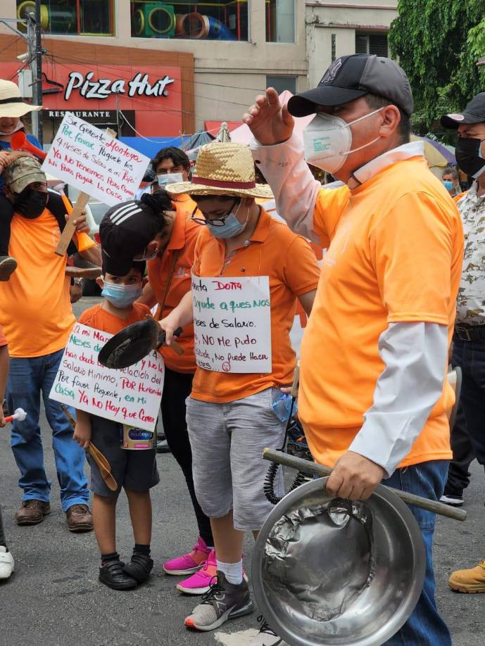 Uno de los mensajes que se pude leer en las pancartas es “ Mel- Doña Xiomara inviertan en Hondutel, mi mamá necesita trabajo”.