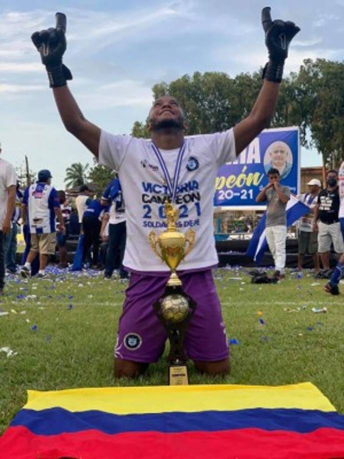 El portero colombiano Willian Robledo del Victoria hizo una oración al final del juego.