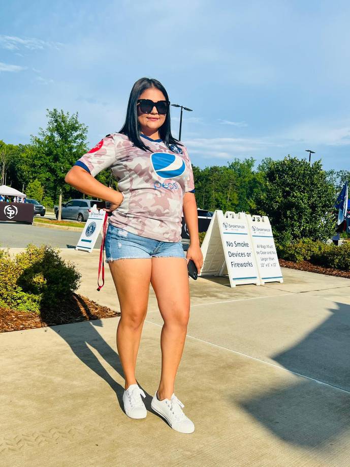 Ninoska Dubón, originaria de Santa Bárbara llegó para ver al Motagua. La belleza también se hizo presente.