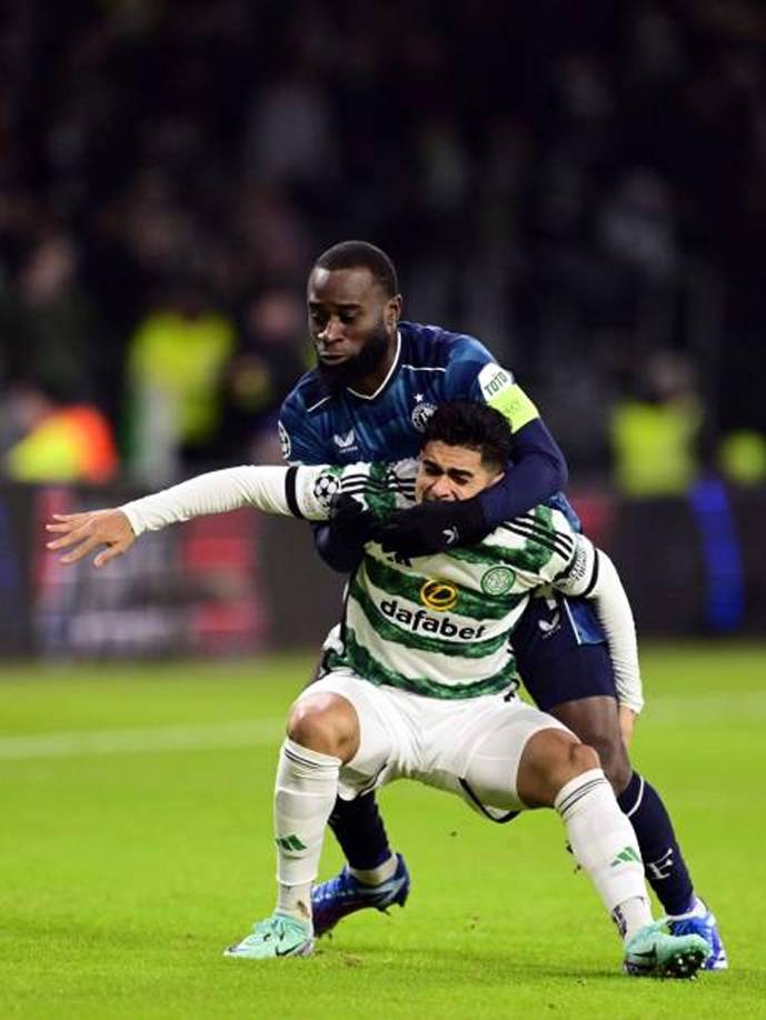 El capitán del Feyenoord, Lutsharel Geertruida, le cometió una falta a Luis Palma que el árbitro no pitó. Le dio un codazo y el hondureño no pudo seguir en el partido.