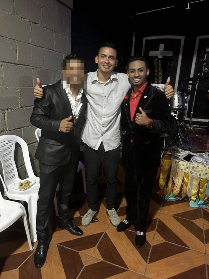 Darwin junto a Vanierik Figueroa Osorio (derecha) en la cruzada del puertorriqueño en San Pedro Sula.