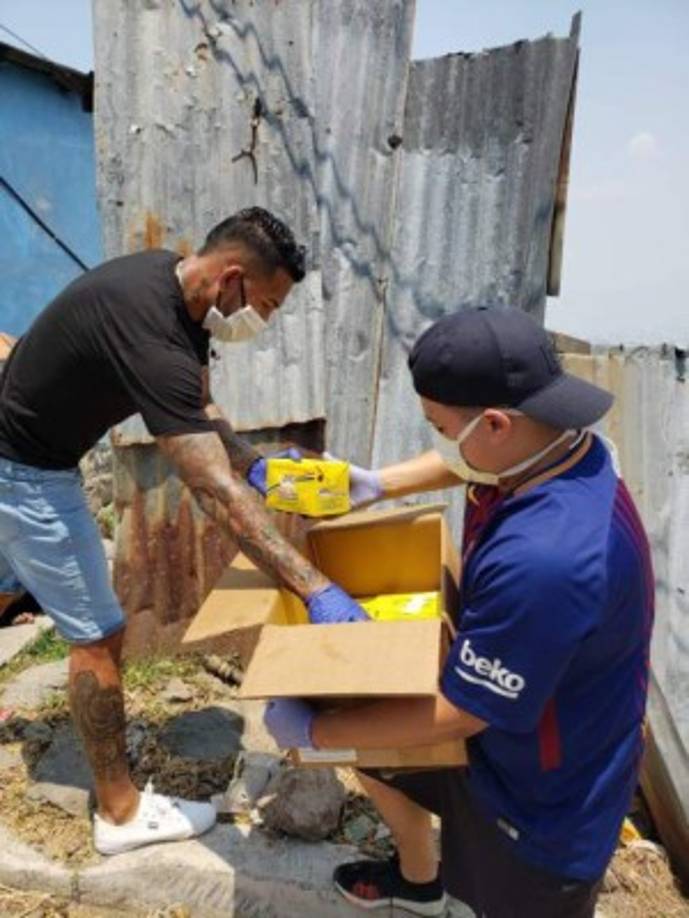 Junto con varios amigos, el exjugador de Motagua salió a ayudar a varias familias en su colonia natal.