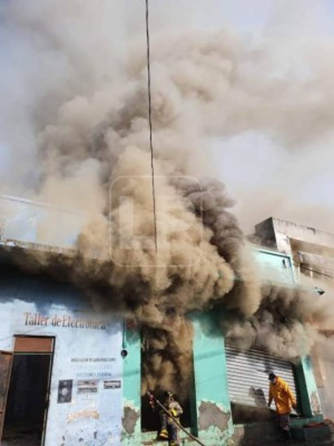 La intensidad del siniestro se extendió hasta una tienda de muebles que estaba próxima a las agropecuarias.