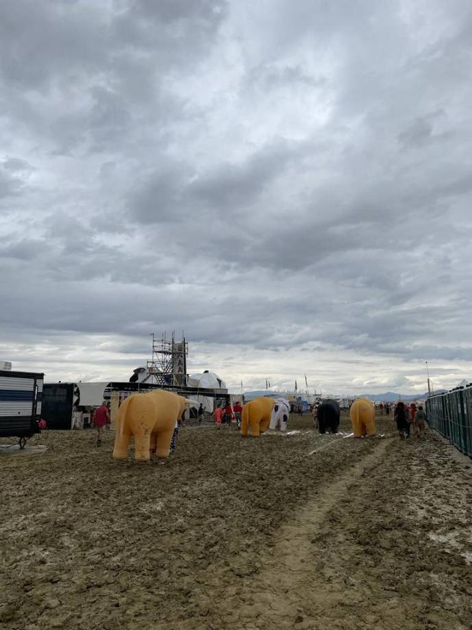 Según la oficina del sheriff del condado de Pershing, algunos asistentes caminaron hasta una carretera principal a esperar a los autobuses enviados por los organizadores del festival el sábado por la noche.