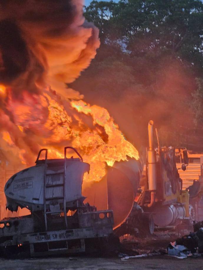 Los bomberos manifestaron que cuando ellos llegaron al lugar ya había una víctima. En la extinción del fuego trabajaron tres unidades contra<b> incendios.</b>