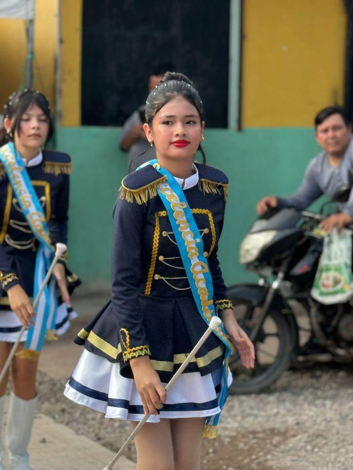En los desfiles patrios no podían faltar las elegantes palillonas, como la destacada Ivana Suazo, alumna de noveno grado y reconocida por su excelencia académica.