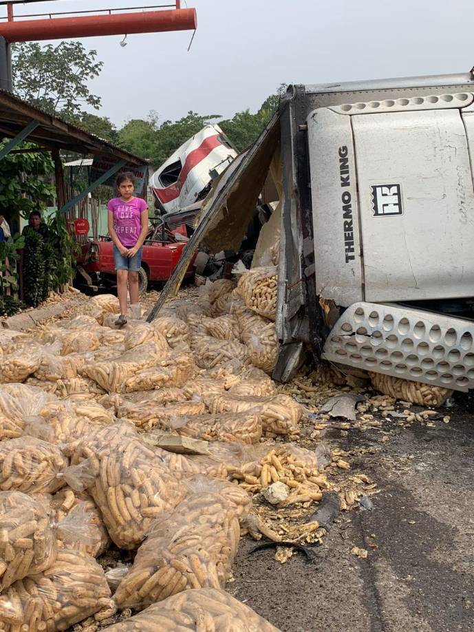 La rastra quedó a un costado de la carretera con la carga tirada.