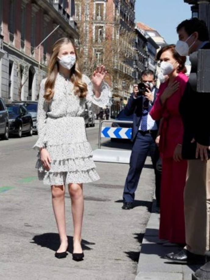 Algo nerviosa, aunque sonriente tras la mascarilla, estuvo acompañada por la vicepresidenta primera del Gobierno español, la socialista Carmen Calvo, y del director de la entidad, Luis García Montero, pero no por su padre el rey Felipe VI o su madre la reina Letizia.<br/>