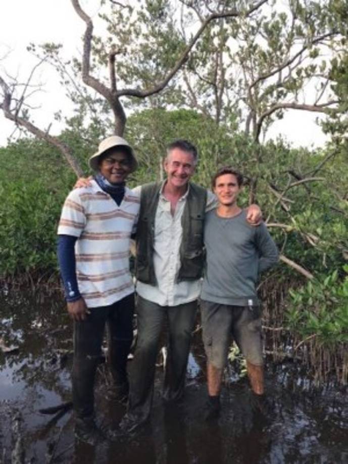 Marven junto a pobladores de Cayos Cochinos.