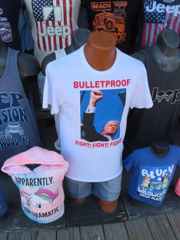 Estas camisetas muestran la famosa fotografía del candidato con el puño en alto, la bandera de fondo y rodeado de agentes de seguridad.